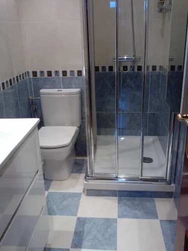 Ejemplo de baño reformado.