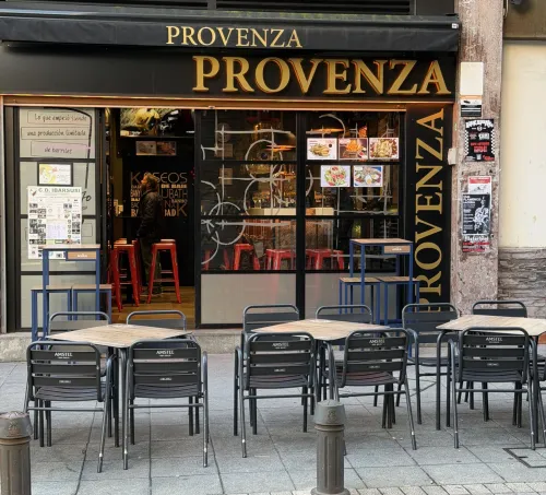 Fachada y terraza de Bar Provenza de Santutxu