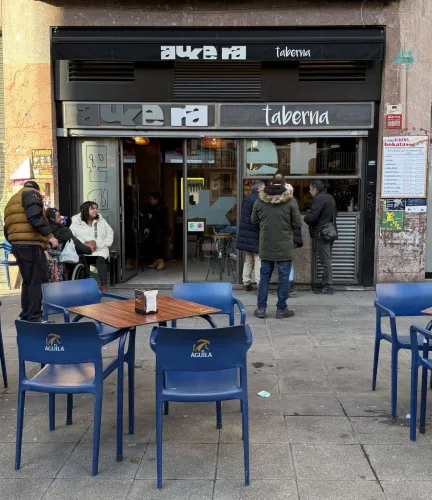 Fachada y terraza.