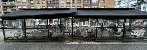 Amplia terraza cerrada