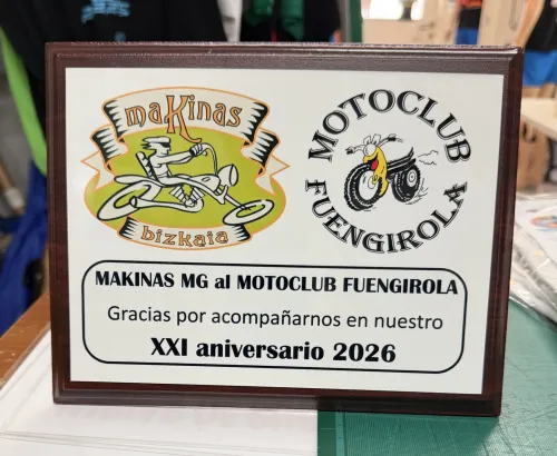 Placa de aluminio blanco personalizada y enmarcada.