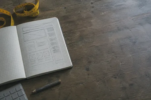 Cada web empieza en papel. La cinta métrica no es un adorno: se toman medidas antes de cortar.