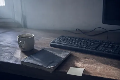 La mesa de trabajo a primera hora. Aquí se piensa lo que luego parece obvio.