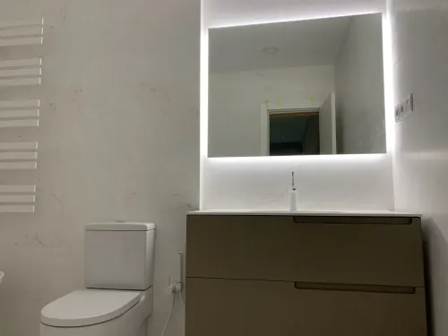 baño con espejo retroiluminado